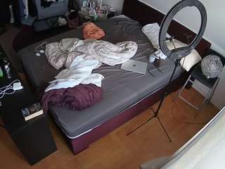voyeurcam-julmodels-whitebed-2 webcam