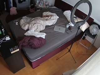 voyeurcam-julmodels-whitebed-2 webcam