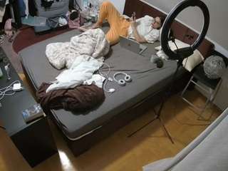 voyeurcam-julmodels-whitebed-2 webcam