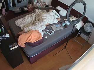 voyeurcam-julmodels-whitebed-2 webcam