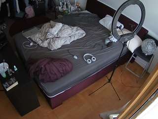 voyeurcam-julmodels-whitebed-2