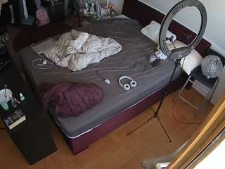 voyeurcam-julmodels-whitebed-2