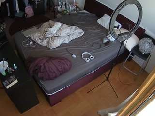 voyeurcam-julmodels-whitebed-2