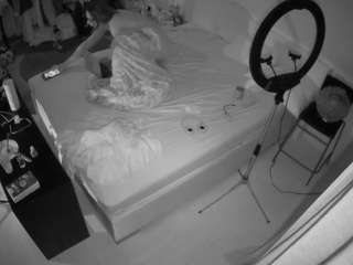 voyeurcam-julmodels-whitebed-2