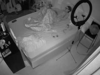 voyeurcam-julmodels-whitebed-2