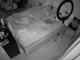 voyeurcam-julmodels-whitebed-2