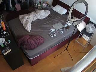 voyeurcam-julmodels-whitebed-2