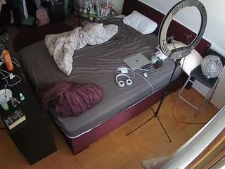 voyeurcam-julmodels-whitebed-2