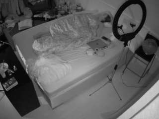 voyeurcam-julmodels-whitebed-2