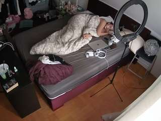 voyeurcam-julmodels-whitebed-2