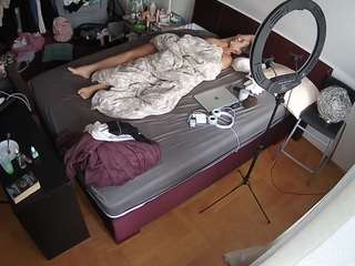 voyeurcam-julmodels-whitebed-2 webcam
