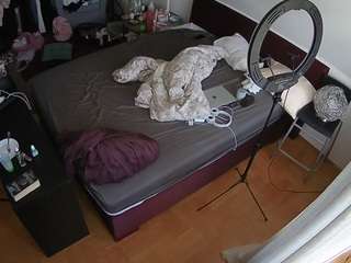 voyeurcam-julmodels-whitebed-2 webcam