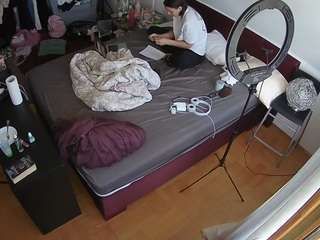 voyeurcam-julmodels-whitebed-2 webcam