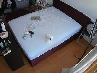 voyeurcam-julmodels-whitebed-2