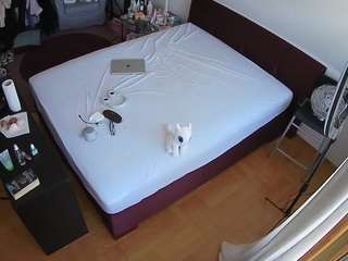 voyeurcam-julmodels-whitebed-2 webcam