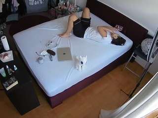 voyeurcam-julmodels-whitebed-2