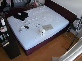 voyeurcam-julmodels-whitebed-2 webcam
