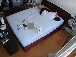 voyeurcam-julmodels-whitebed-2 webcam