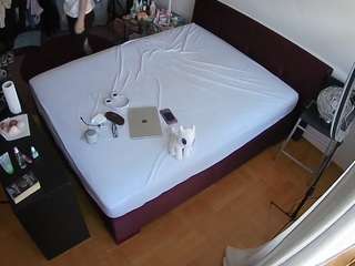 voyeurcam-julmodels-whitebed-2 webcam