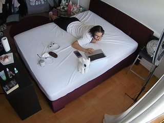 voyeurcam-julmodels-whitebed-2 webcam
