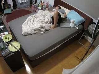 voyeurcam-julmodels-whitebed-2