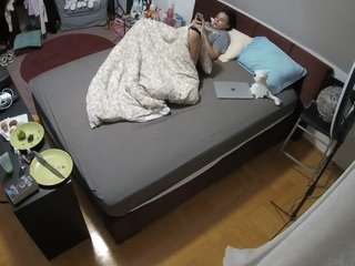 voyeurcam-julmodels-whitebed-2