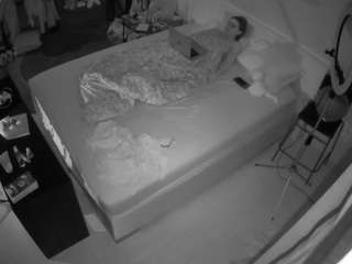 voyeurcam-julmodels-whitebed-2 webcam