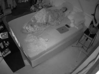 voyeurcam-julmodels-whitebed-2