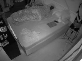 voyeurcam-julmodels-whitebed-2 webcam