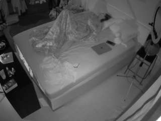 voyeurcam-julmodels-whitebed-2 webcam