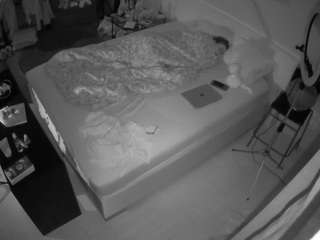 voyeurcam-julmodels-whitebed-2 webcam