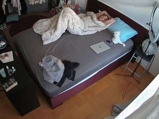 voyeurcam-julmodels-whitebed-2 webcam