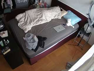 voyeurcam-julmodels-whitebed-2 webcam