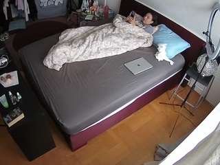 voyeurcam-julmodels-whitebed-2 webcam