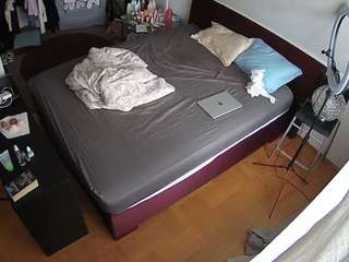 voyeurcam-julmodels-whitebed-2 webcam