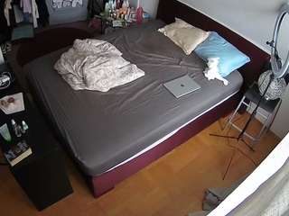 voyeurcam-julmodels-whitebed-2 webcam