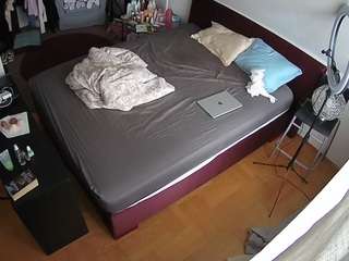 voyeurcam-julmodels-whitebed-2 webcam