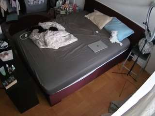 voyeurcam-julmodels-whitebed-2's CamSoda show and profile