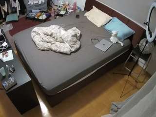 voyeurcam-julmodels-whitebed-2 webcam