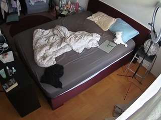 voyeurcam-julmodels-whitebed-2 webcam