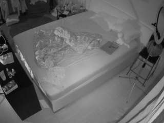 voyeurcam-julmodels-whitebed-2 webcam