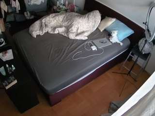 voyeurcam-julmodels-whitebed-2