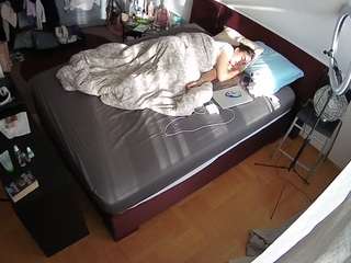 voyeurcam-julmodels-whitebed-2