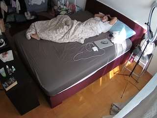 voyeurcam-julmodels-whitebed-2