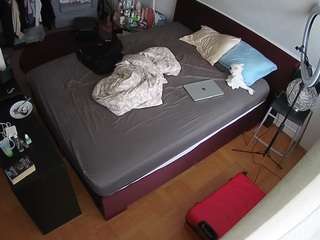 voyeurcam-julmodels-whitebed-2