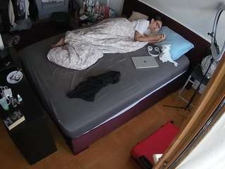 voyeurcam-julmodels-whitebed-2 webcam