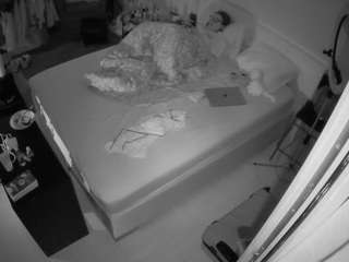 voyeurcam-julmodels-whitebed-2