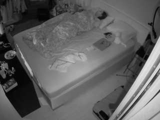 voyeurcam-julmodels-whitebed-2