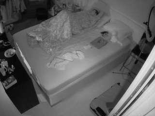 voyeurcam-julmodels-whitebed-2