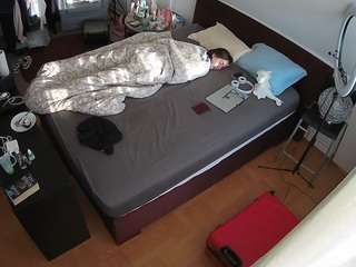 voyeurcam-julmodels-whitebed-2